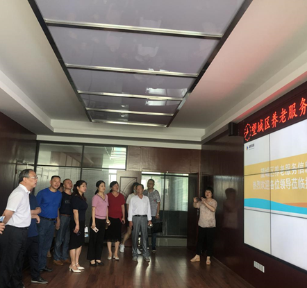 長沙、湘潭市人大調(diào)研發(fā)展養(yǎng)老公司雷鋒路社區(qū)居家養(yǎng)老服務(wù)中心